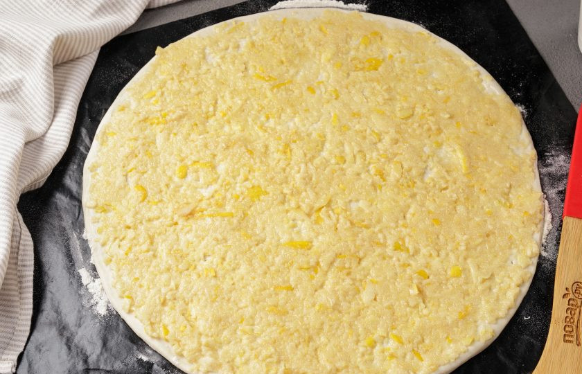 1. Этап. Сладкая пицца с ананасами: Смажьте тесто подготовленной яблочной массой.