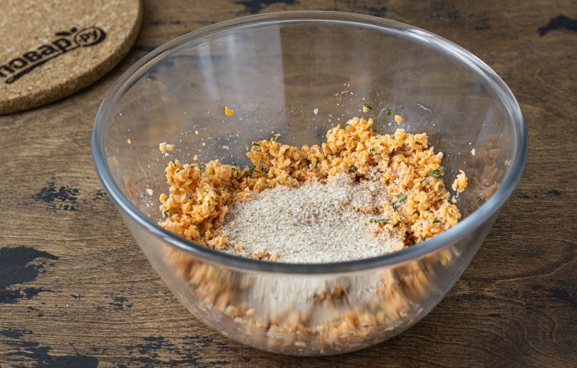 1. Этап. Постные котлеты с псиллиумом: Затем добавьте псиллиум. Тщательно вымесите (лучше руками) получившийся фарш.