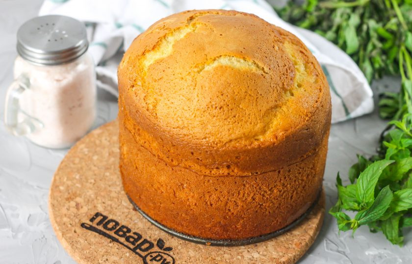 1. Этап. Бисквит на горячем молоке: Только после полного остывания извлеките выпечку из формы и подайте к столу либо используйте для создания торта.