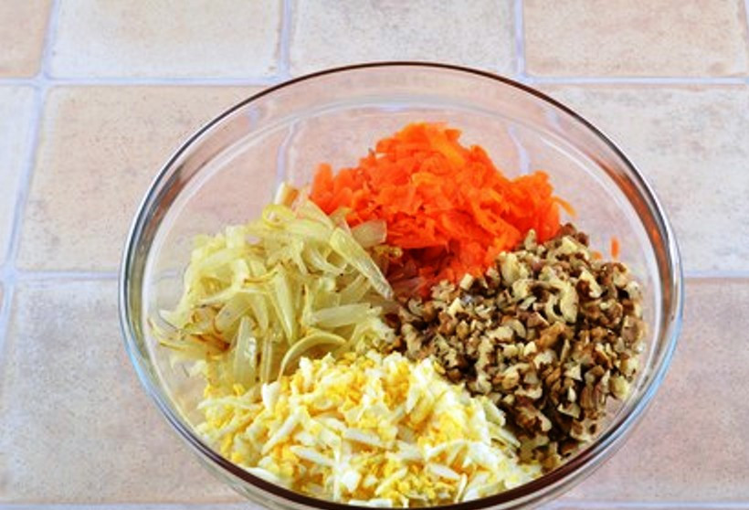 1. Этап. Салат из вареной моркови: Соедините все ингредиенты, добавьте соль и перец, заправьте растительным маслом. Хорошо перемешайте и подайте на стол.