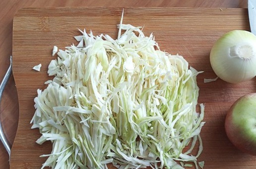 1. Этап. Закусочный пирог с индейкой и капустой: Делаем начинку для пирога. Я буду жарить капусту с луком и яблоком. Яблоко здесь очень кстати. Капуста с ним 