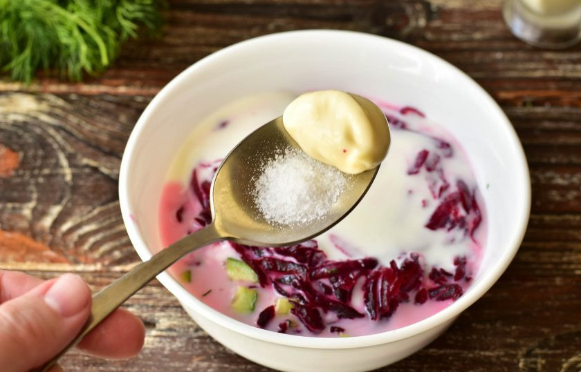 1. Этап. Свекольник на кефире для похудения: Добавьте соль и майонез. Хорошо все перемешайте.