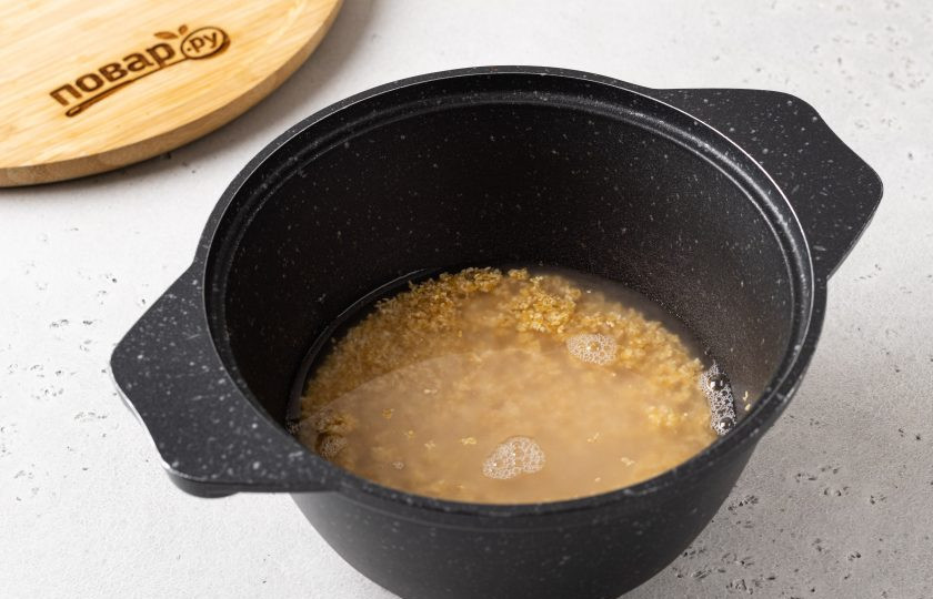 1. Этап. Пшеничная каша на воде: Влейте воду. Доведите до кипения, убавьте температуру на минимальную и варите кашу около 20-25 минут, под закрытой крышкой.