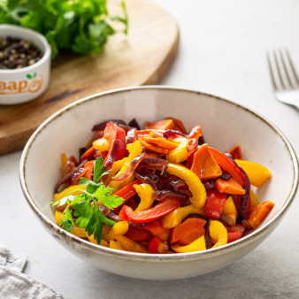 Карамелизированные овощи в сковороде