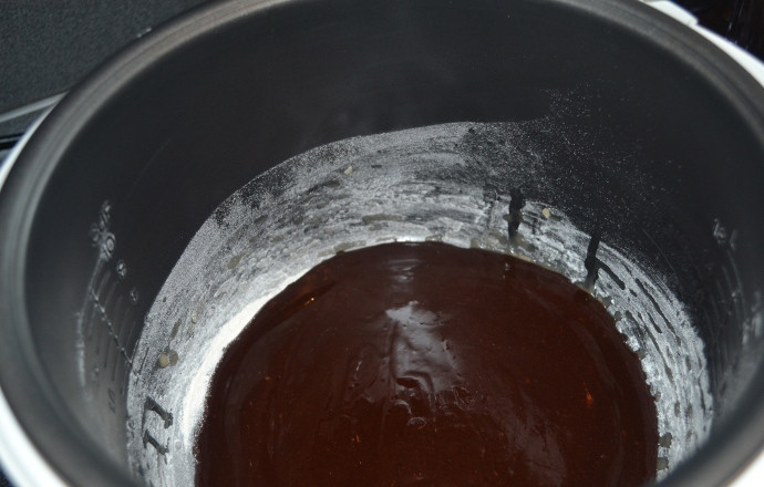 1. Этап. Брауни в мультиварке: Затем влейте чуть меньше половины шоколадного теста и равномерно распределите его по дну емкости.