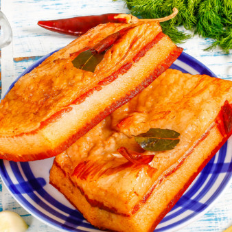 Сало в луковой шелухе в мультиварке