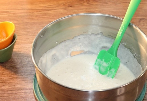 1. Этап. Хлебные булочки с добавлением ржаной муки: 6... и добавляем 50 мл теплого кефира, 1/3 ч. л. соды, 0,5 ч. л. соли и 1 ст. л. растительного масла без запаха.