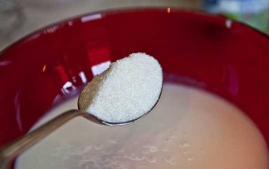 1. Этап. Оладушки на кефире без соды: 2. К кефиру всыпьте сахарный песок и половину чайной ложки соли.