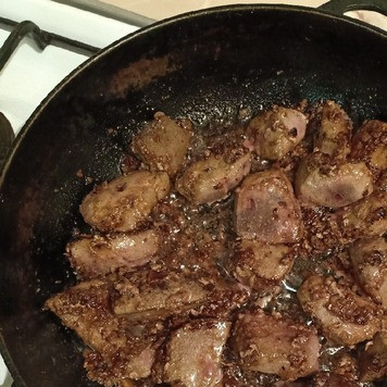 1. Этап. Печень говяжья с луком: Разогреть сковороду с растительным маслом. Выложить туда печень и жарить, часто переворачивая, в течение 5 минут.