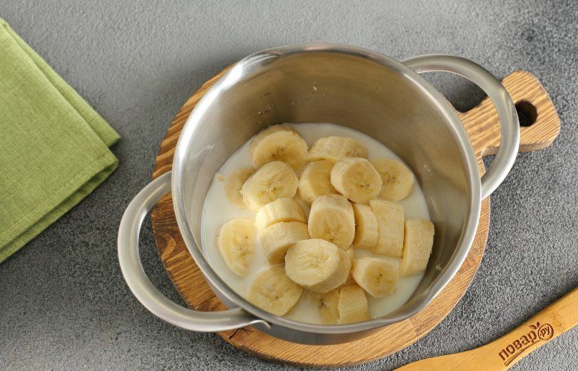 1. Этап. Шоколадно-банановая паста: Бананы нарежьте кусочками и сложите в кастрюльку. Добавьте молоко.