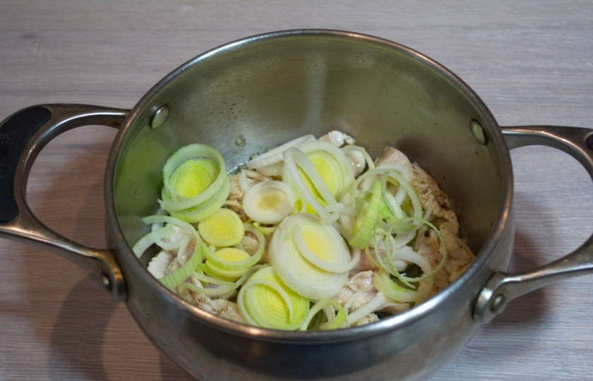 1. Этап. Куриный суп с лапшой в азиатском стиле: К обжаренному мясу добавим нарезанный лук-порей. Обжарьте все вместе.