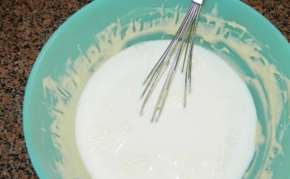 1. Этап. Быстрые блины на молоке: Вливаем сюда же оставшуюся часть молока. И снова перемешиваем. Никаких комочков быть не должно.