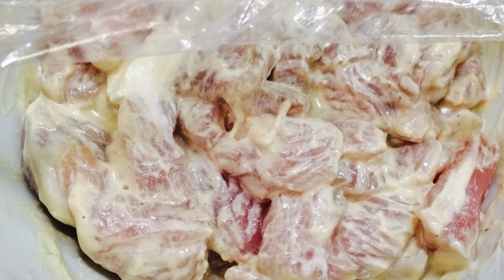 1. Этап. Индейка в сметанно-чесночном соусе: Нарезаем порционными кусочками индейку. Чеснок пропускаем через пресс и смешиваем со сметаной и горчицей. Заливаем приготовленным соусом мясо, перемешиваем и ставим мариноваться в холодильник на 2-3 часа.