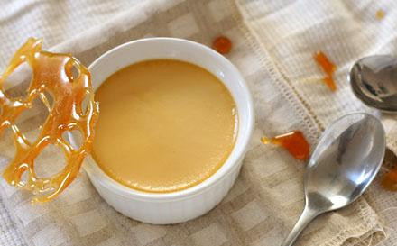 1. Этап. Крем-карамель в горшочках: 3. Выпекать десерт 35-40 минут, пока верхушка не станет темной, а центр десерта не будет покачиваться, если горшочек слегка потрясти. Осторожно достать форму из духовки и дать остыть в течение 10 минут, затем снять полиэтиленовую пленку и поставить горшочки на стойку для охлаждения. Поместить десерт в холодильник, когда он достигнет комнатной температуры. Когда крем остынет, свободно накрыть горшочки полиэтиленовой пленкой. Подавать десерт охлажденным, украсив при желании взбитыми сливками. Если десерт был в холодильнике несколько часов или ночь, дать постоять 20 минут перед подачей на стол.