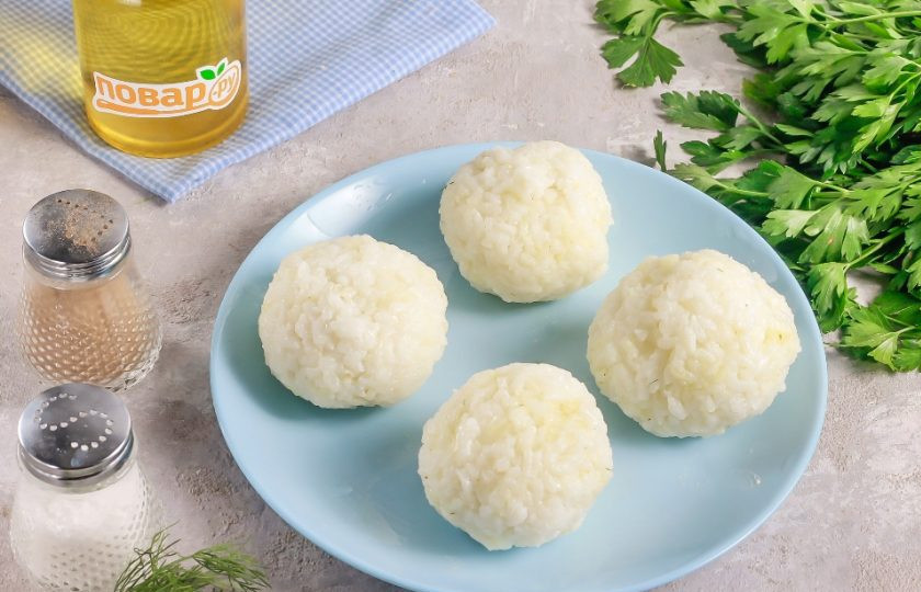 1. Этап. Рисовые шарики с креветками и творожным сыром: Скатайте массу с начинкой в руках в виде шара. Таким же образом слепите и остальные заготовки, не забывая смачивать руки в воде.