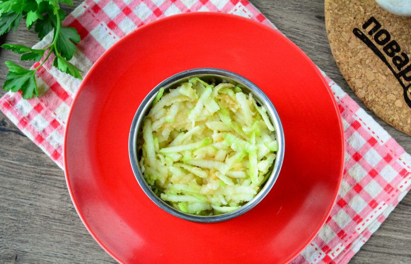 1. Этап. Салат Нежный вкус: Пятым слоем выложите натертые кислые зеленые яблоки. Этот слой не смазывайте майонезом.