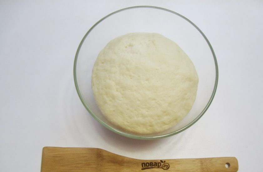 1. Этап. Пирожки с конфетами: Через час-полтора тесто увеличится в объеме и будет готово к работе.