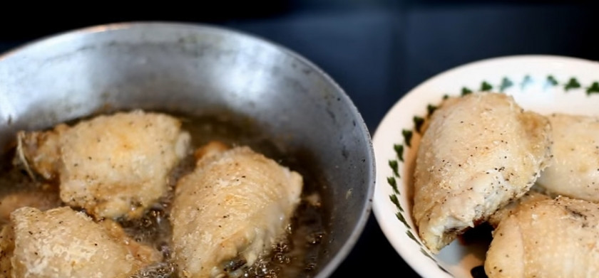 1. Этап. Жареные хрустящие куриные бедрышки: 5. После повторно обжарьте все бедрышки до тех пор, пока корочка станет твердой, хрустящей и золотистой на цвет.