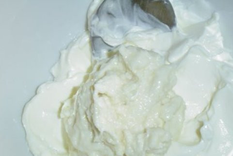 1. Этап. Блины закусочные: Смешиваем творожный сыр, сметану и хрен. Можно добавить немного соли и молотого перца.