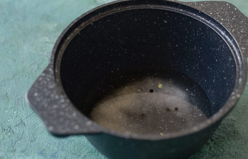 1. Этап. Острый перец на зиму: Для маринада вскипятите воду с сахаром и солью. Когда они растворятся, добавьте лавровый лист и перец горошком. Проварите 2-4 минуты, в конце добавьте уксус. Снова доведите до кипения.