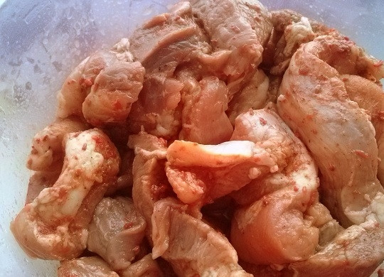 1. Этап. Мясо под сладким соусом в мультиварке: Полейте мясо лимонным соком, добавьте специи, накройте крышкой и поставьте в холодильник на несколько часов, от 2х до 8 часов. Мне удобно оставлять на ночь.