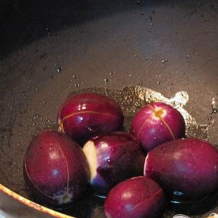 1. Этап. Мини-баклажаны: Теперь, добавьте в сковороду 1 ст.л. масла и закиньте вымытые баклажаны. Готовьте до мягкости и отложите в сторону.