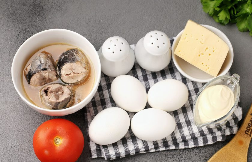 1. Этап. Слоёный салат с тунцом, помидорами, сыром и яйцами: Подготовьте все ингредиенты. Яйца предварительно отварите и дайте остыть.