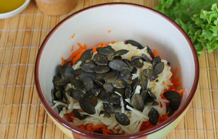 1. Этап. Салат Оранжевое чудо: Кладем в салат семечки тыквы.