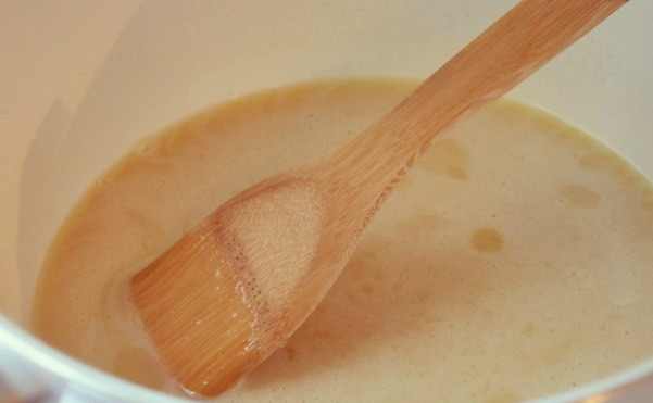 1. Этап. Козинаки из грецких орехов: Ставим кастрюльку на средний огонь и нагреваем массу, помешивая, но не доводим ее до кипения.