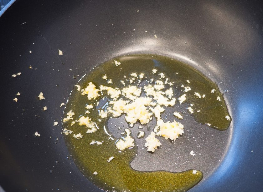 1. Этап. Као Сой: 1. В глубокой сковороде или вок-сковороде разогрейте масло. Обжарьте мелко нарезанный чеснок 1,5 минуты, помешивая.