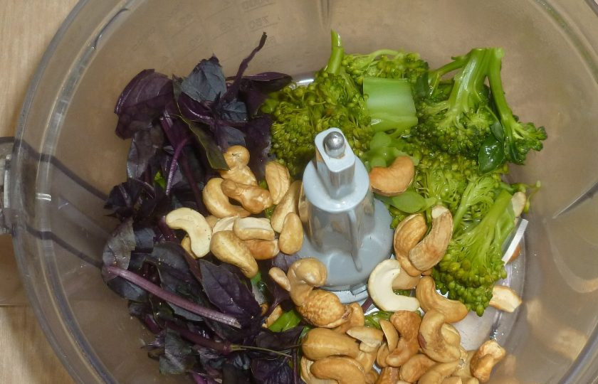 1. Этап. Паста с брокколи и орехами: Пока варится паста, приготовьте соус. В комбайне измельчите: брокколи, базилик, чеснок, орехи, тертый пармезан, цедру и сок лимона. Во время измельчения, тонкой струйкой вливайте масло, приправьте по вкусу. Консистенция должна получиться как у густого соуса.