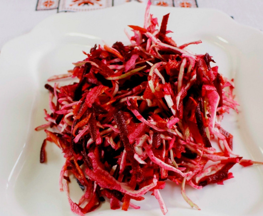 1. Этап. Салат очищающий для похудения: Маринующийся салат перемешивайте 1 раз в течение дня. Так он получится вкуснее. Через время достаем его на пробу. Салат в таком виде несравненно приятнее на вкус. А пользы от него не меньше, чем от свежего салата. Заправляю оливковым маслом. Очищайтесь на здоровье!