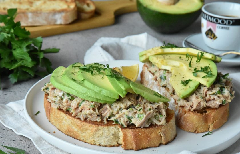 1. Этап. Тост с авокадо и тунцом: При подаче, на тарелку с тостом, выложите дольки лимона, присыпанные китайской приправой из пяти специй: корицы, фенхеля, гвоздики, перца и аниса.