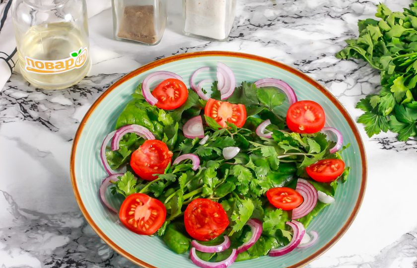 1. Этап. Салат с куриной печенью и кинзой: Очистите красный лук от шелухи, промойте и нарежьте его половину полукольцами. Выложите на тарелку к другим ингредиентам.