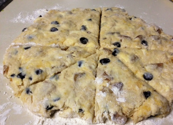 1. Этап. Грушевое тесто: 7. Теперь можно нарезать тесто порционными кусочками, смазать взбитым яйцом и отправить в духовку. Запекайте до румяности минут 20-30.