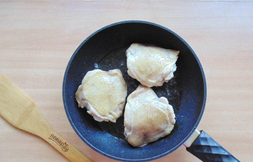 1. Этап. Бедрышки в лаваше в духовке: Обжарьте с обеих сторон до легкой золотистой корочки.