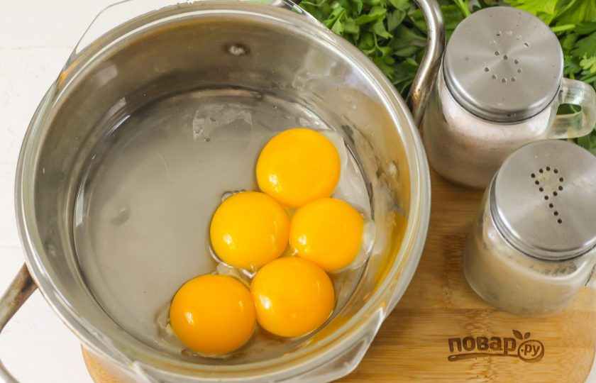 1. Этап. Голландский соус от Гордона Рамзи: Желтки выложите на водяную баню и перемешайте с солью.