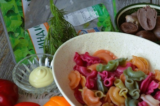 1. Этап. Макаронный салат с сердцем индейки: Макаронные изделия отварить по инструкции на упаковке. Слить жидкость, макароны смешать с оливковым маслом.