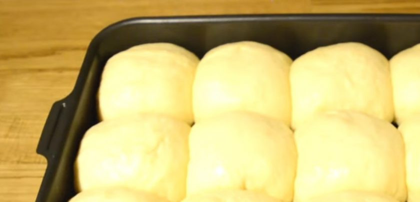 1. Этап. Творожные булочки Как пух: 4. Тесто подмесите, разделите на 12 частей и сформируйте булочки. Выложите булочки на противень, смазанный сливочным маслом. Накройте полотенцем и оставьте на 30-40 минут для расстойки.