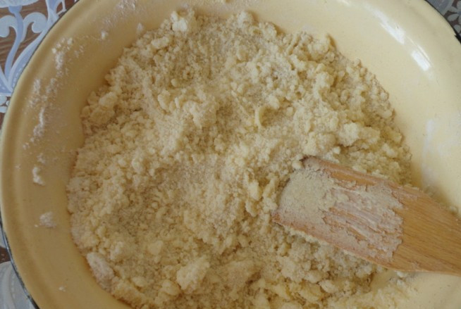 1. Этап. Манник без яиц: Теперь добавляем размягченное сливочное масло и перетираем его с сухими ингредиентами.