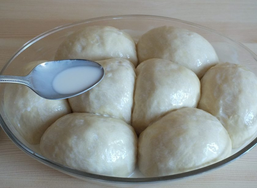 1. Этап. Булочки со сливками: Пока расстаиваются булочки сделайте заливку: смешайте сливки, 50 грамм сахара и ванилин. Через 30 минут залейте булочки заливкой, но не всей, а чуть больше половины. Поливайте сверху на каждую булочку. Оставьте еще на 30 минут. Включите духовку на 180 градусов.