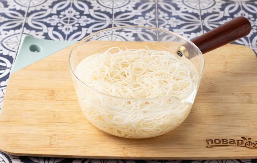 1. Этап. Холодная лапша с соевым молоком Конггуксу: Отварите лапшу по инструкции. Затем промойте в холодной воде и откиньте на сито.