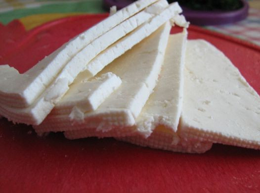 1. Этап. Лаваш с брынзой: Брынзу нарезаем на части. Можно пластинками, можно порезать более мелкими кубиками.