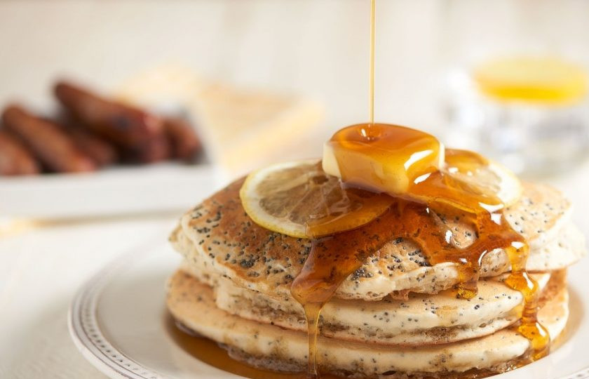 1. Этап. Панкейки с маком: 4. Подавайте панкейки с сиропом и маслом. Вкусного завтрака!