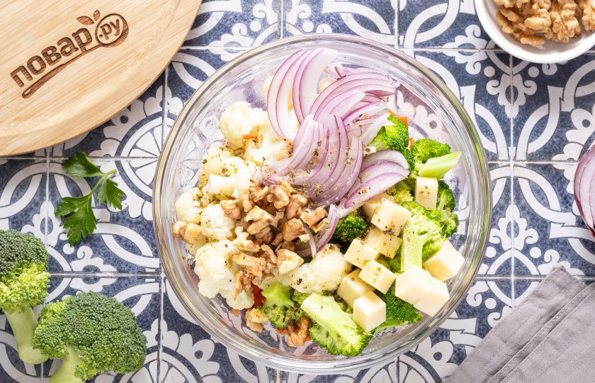 1. Этап. Салат из моркови, брокколи и цветной капусты: Заправьте салат и все перемешайте.