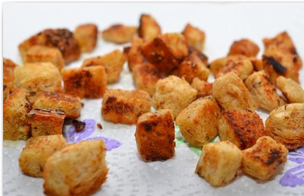 1. Этап. Салат из шпината, изюма и кедровых орешков: Обжариваем кубики хлеба в оливковом масле до образования хрустящей корочки (1-2 минуты), после чего выкладываем их на бумажное полотенце или салфетки - чтобы впитался лишний жир.