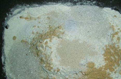 1. Этап. Горчичный хлеб в хлебопечке: Следом всыпаем муку, соль, сахар, горчичный порошок, ванильный сахар. Затем в муке делаем небольшое углубление и всыпаем в него дрожжи. Закрываем крышку хлебопечки и включаем программу для приготовления классического хлеба (у меня она идет под номером 1), выбираем румяность корочки.