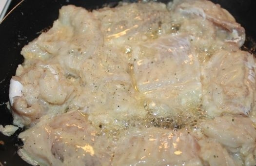 1. Этап. Жареная пикша: 6. Сковороду разогреваю с растительным маслом, выкладываю рыбу в кляре на поверхность и обжариваю с двух сторон до румяной корочки (около 4-5 минут с каждой стороны).