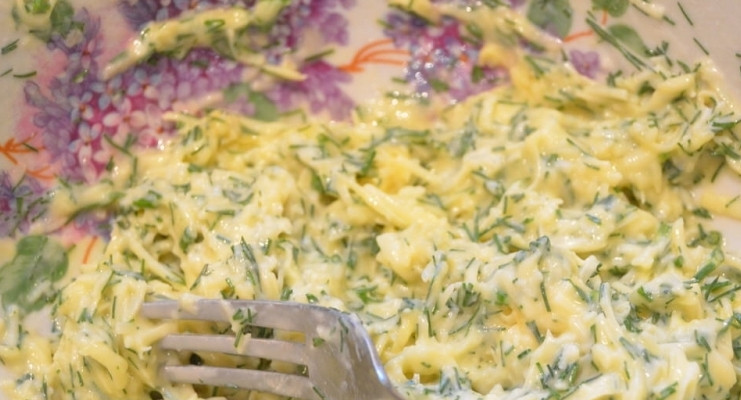 1. Этап. Маффины из индейки с укропом: Теперь сделайте начинку. Натрите сыр и порубите укроп. Соедините эти ингредиенты с яйцом и йогуртом.