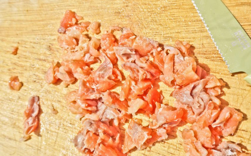 1. Этап. Салат с малосольной семгой: Кусочек семги очистите от шкурки и нарежьте на мелкие кусочки.